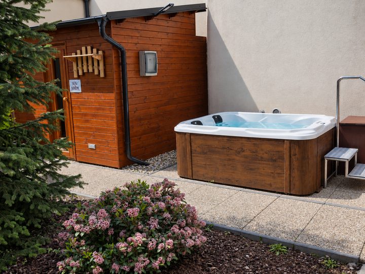 Venkovní sauna a vířivka – Sauna Fénix